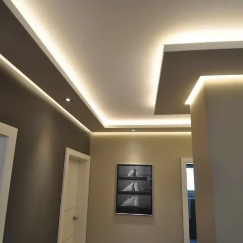 Abgehängte Decke mit indirekter LED-Beleuchtung in einem Flur