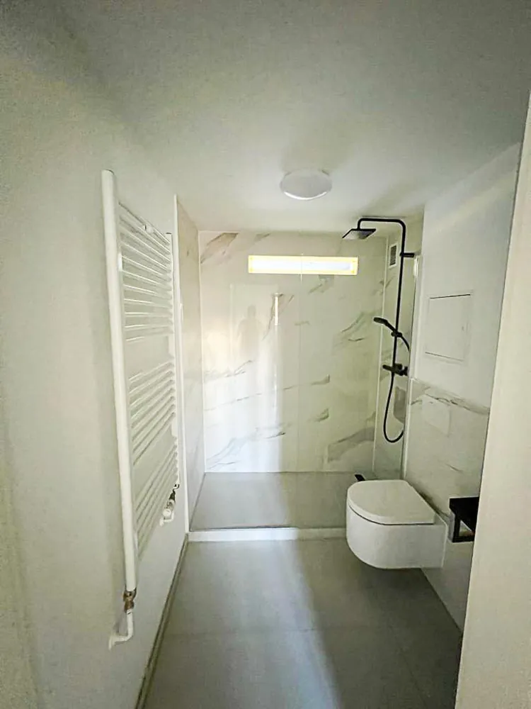 Fertig renoviertes Bad mit bodengleicher Dusche