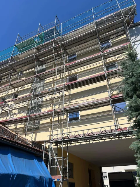 Eingerüstete Fassade während der Sanierung
