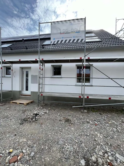 Frisch verputzte Fassade eines Einfamilienhauses