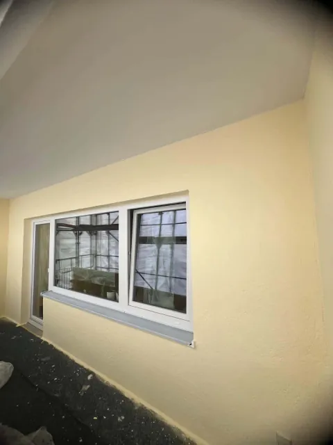 Fertig verputzte Außenwand mit Fenster