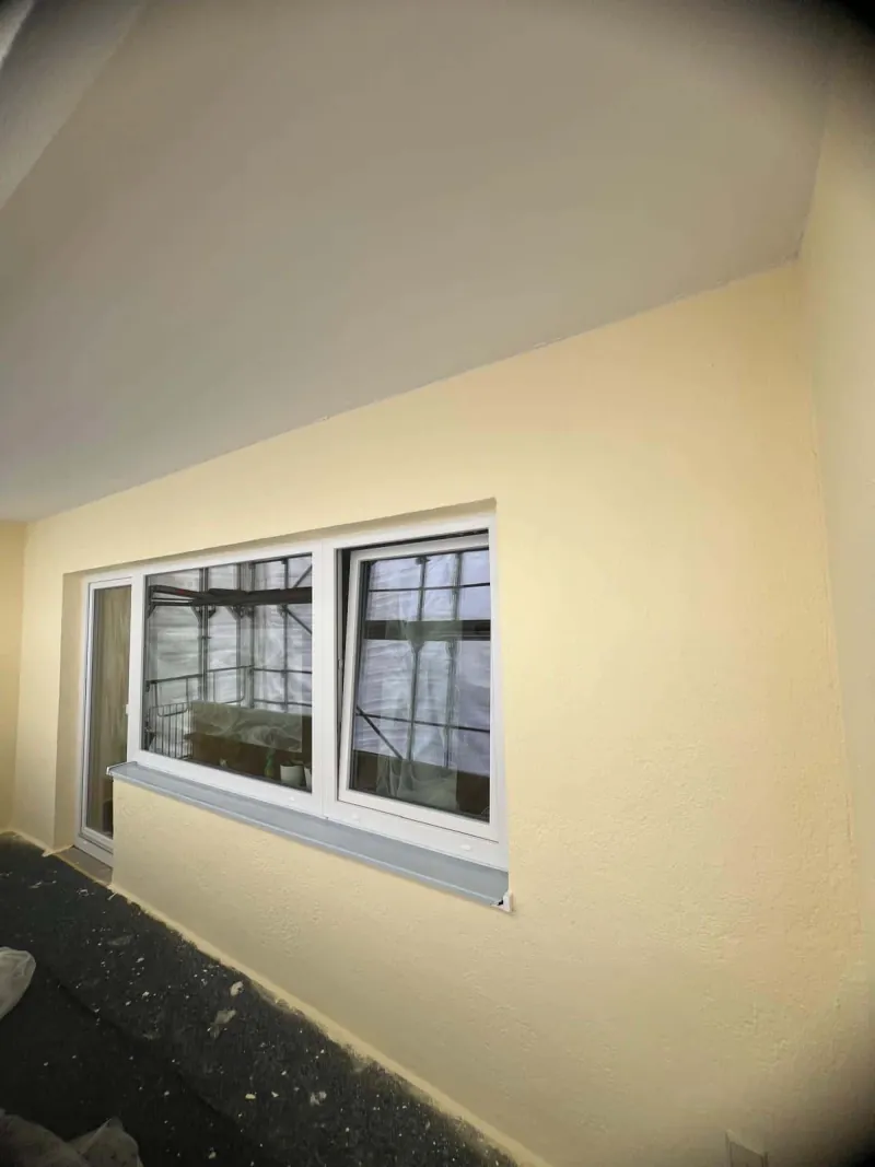 Fertig verputzte Außenwand mit Fenster