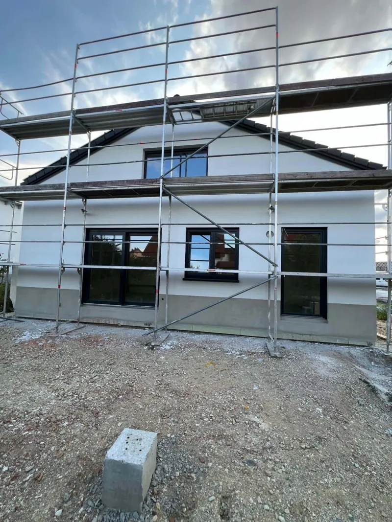 Einfamilienhaus mit Gerüst während der Fassadensanierung