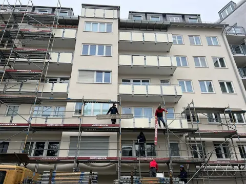 Fassadenarbeiten an einem Mehrfamilienhaus mit Gerüst