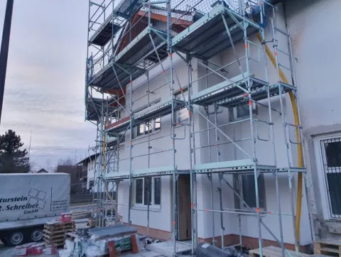 Wohnhaus mit Gerüst und frischem Unterputz