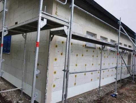 Fassade mit Dämmplatten und Armierungsgewebe eines Wärmedämm-Verbundsystems