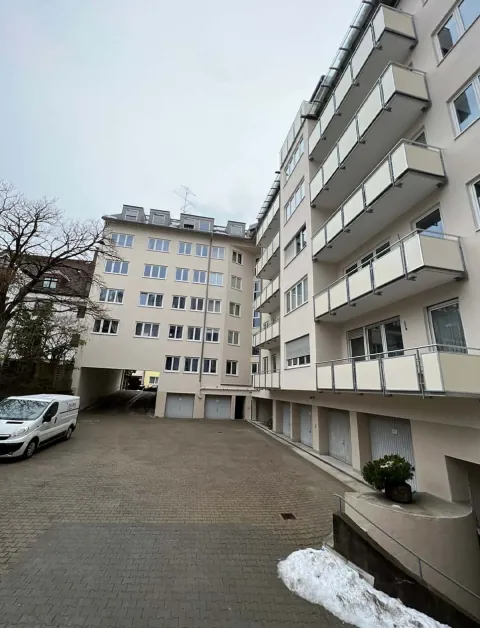Fertig sanierte Fassaden einer Wohnanlage mit Balkonen