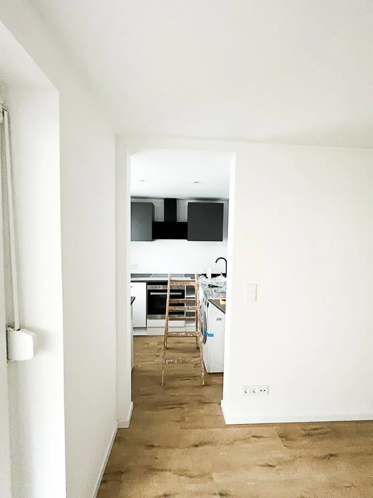 Renovierte Wohnung mit Küche und neuem Holzboden