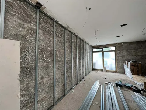 Metall-Ständerwerk einer Trockenbauwand auf der Baustelle