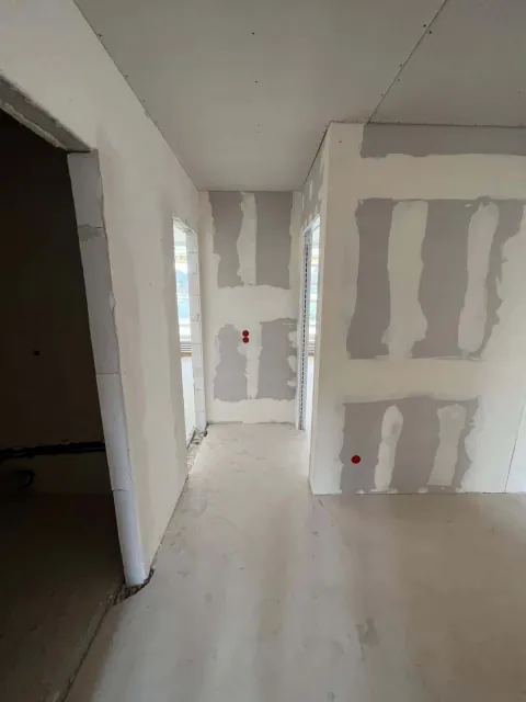 Verspachtelte Gipskartonwände in einem Wohnungsflur